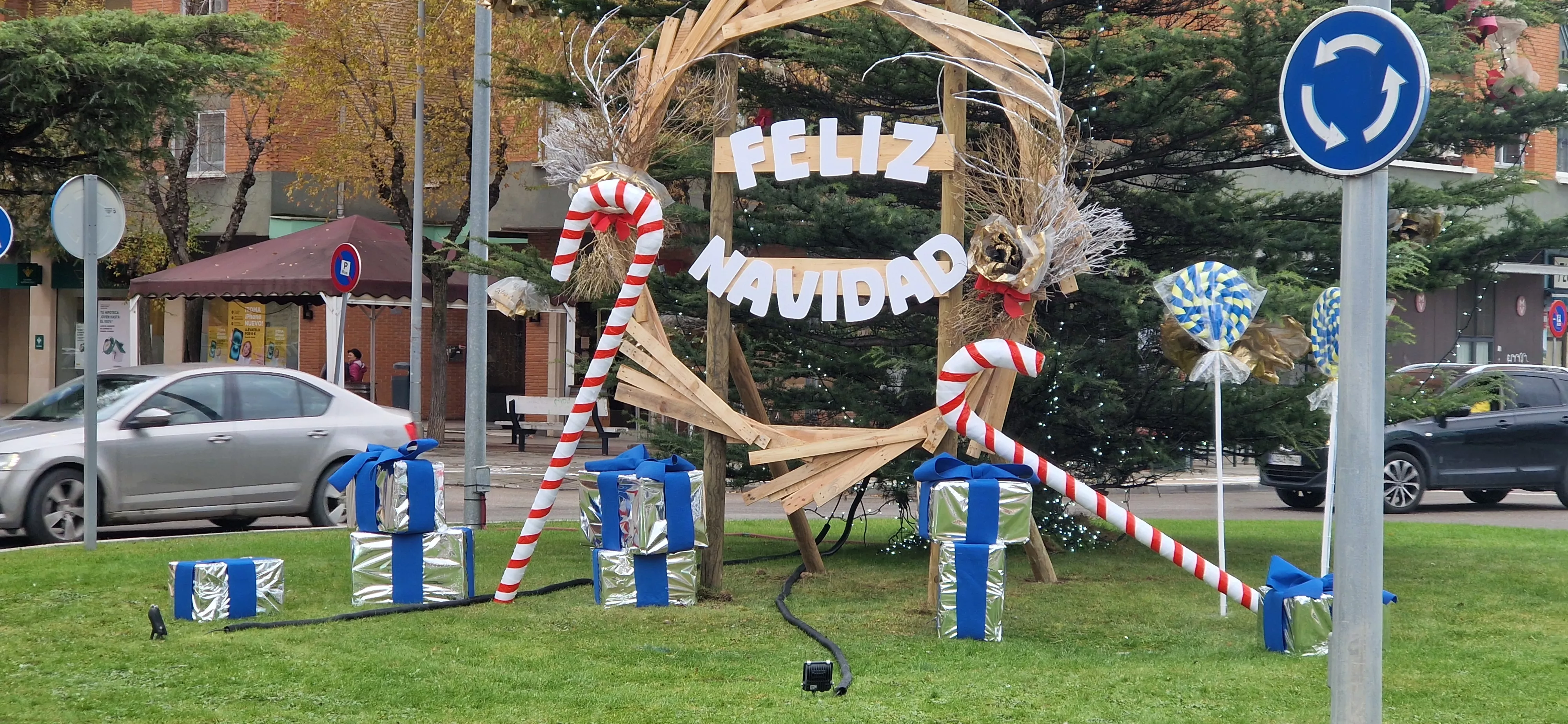 Presentación de los abetos navideños decorados por Cadis Huesca. Foto Myriam Martínez