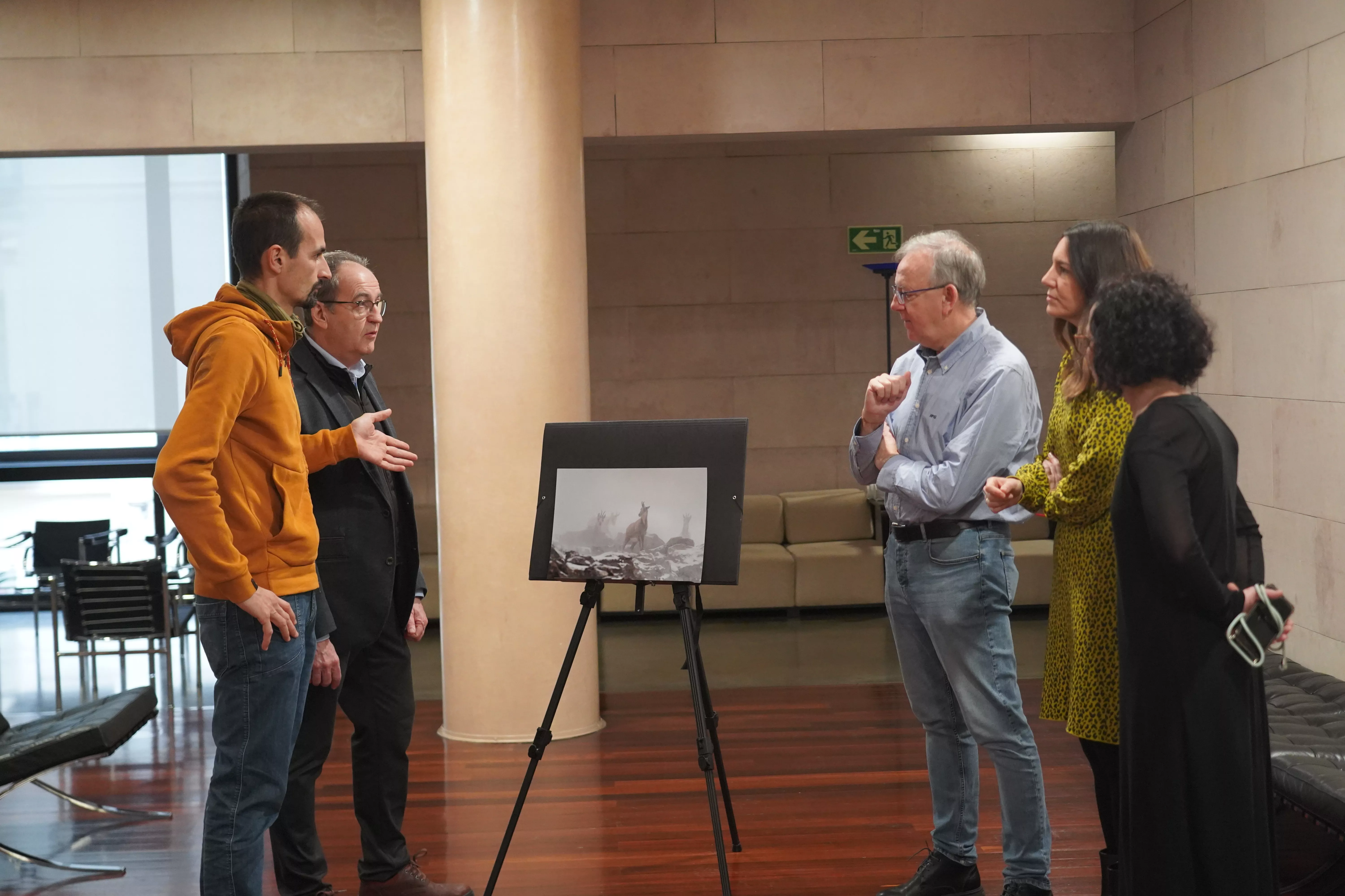 Jurado de fotografía con la obra ganadora.
