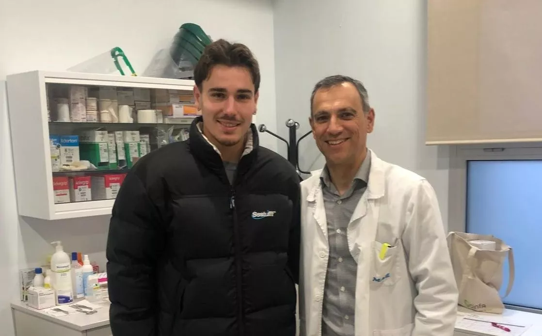 Hugo Vallejo junto al doctor Daniel Chaverri. Foto: SD Huesca