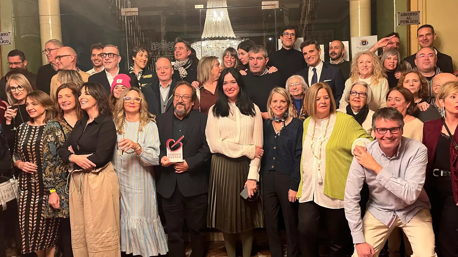 Imagen de participantes en el brindis del Comercio en la foto de grupo. Foto Mercedes Manterola