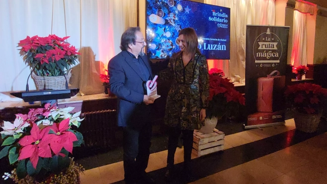 Julio Luzán recibió el premio Corazón de Huesca de manos de Patricia Heredia. Julio Luzán recibió el premio Corazón de Huesca de manos de Patricia Heredia.