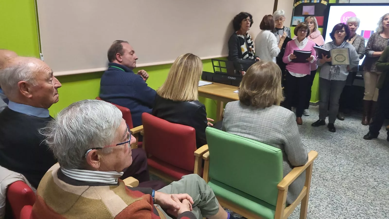 Brindis Navideño de Alzheimer Huesca en el Centro Recuerdos