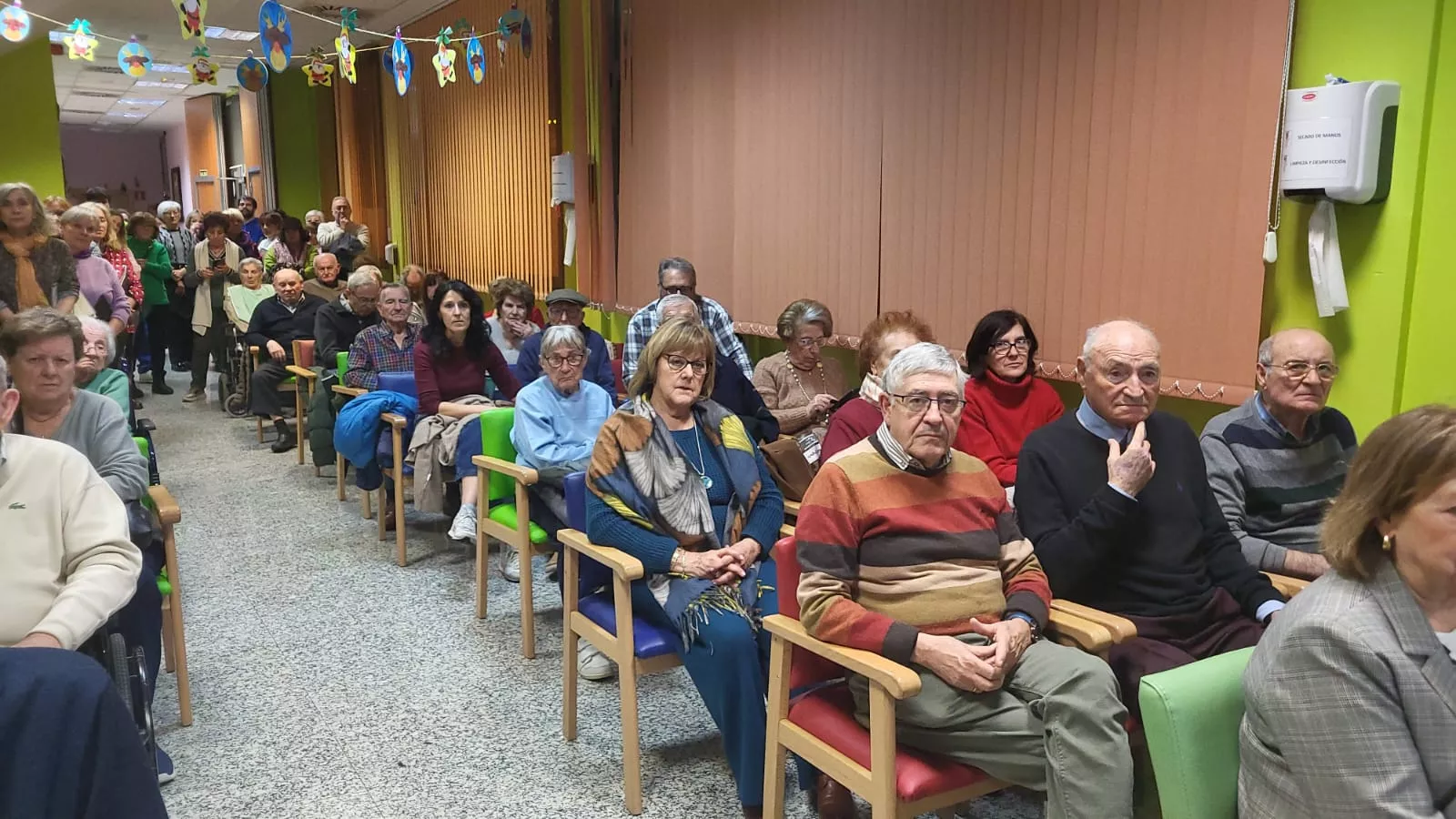 Brindis Navideño de Alzheimer Huesca en el Centro Recuerdos