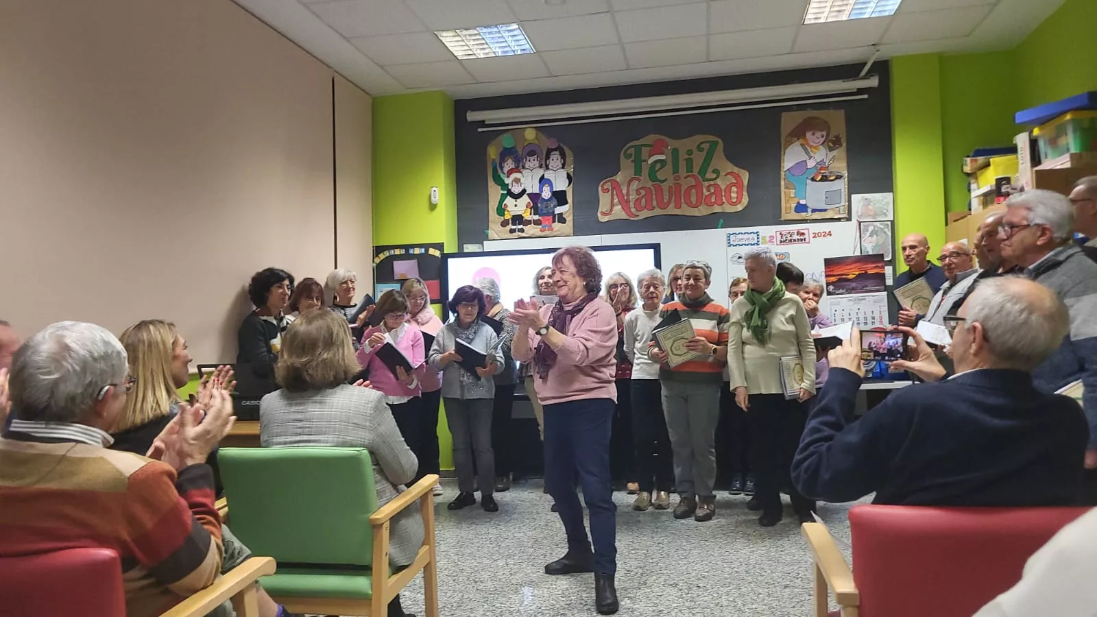Brindis Navideño de Alzheimer Huesca en el Centro Recuerdos