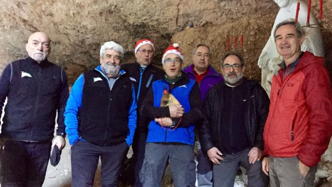 Manolo Bara junto con amigos y socios de Peña Guara, voluntarios habituales de las actividades del club.