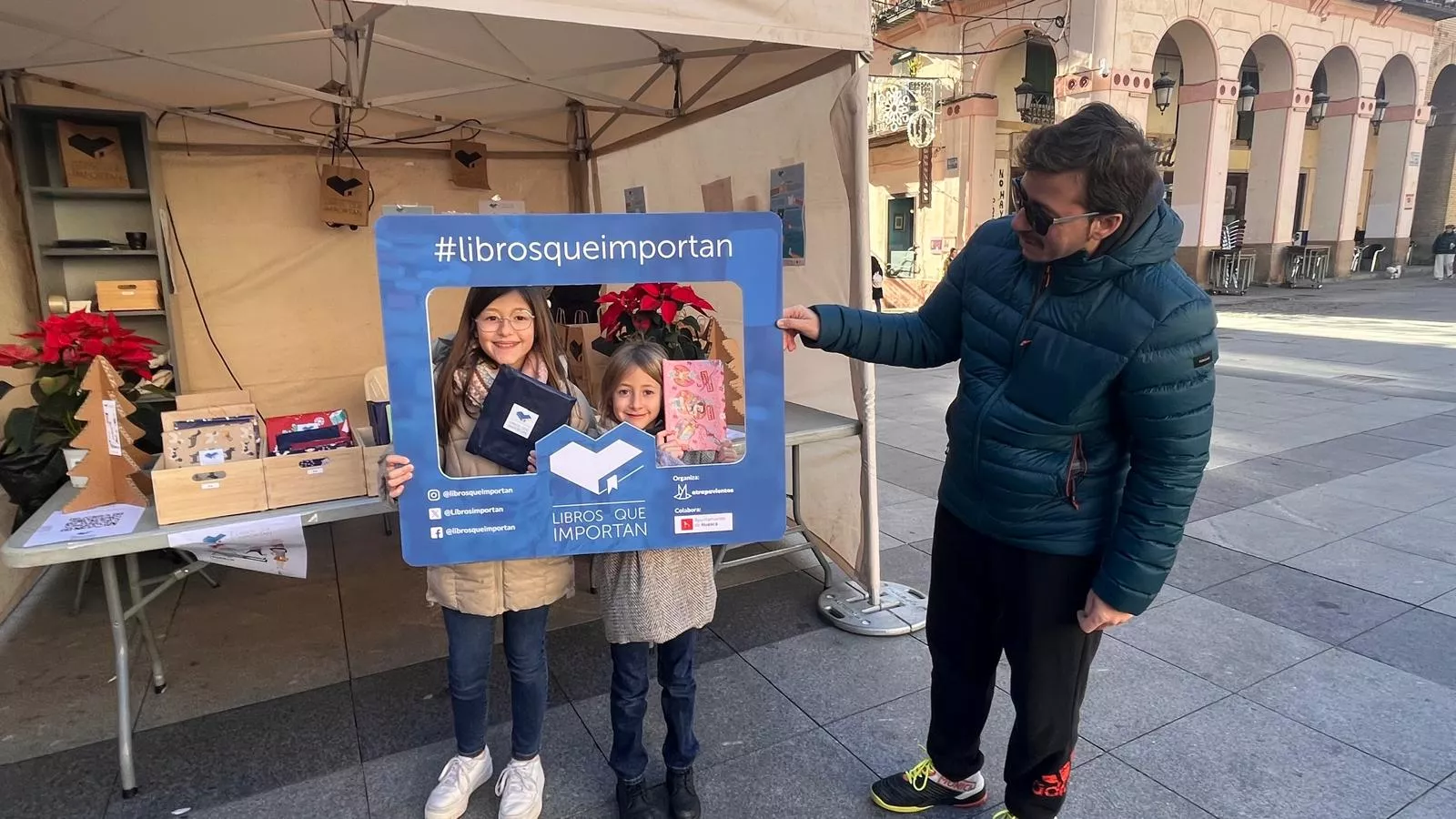 Feria Solidaria navideña en la plaza López Allué de Huesca. Foto Mercedes Manterola