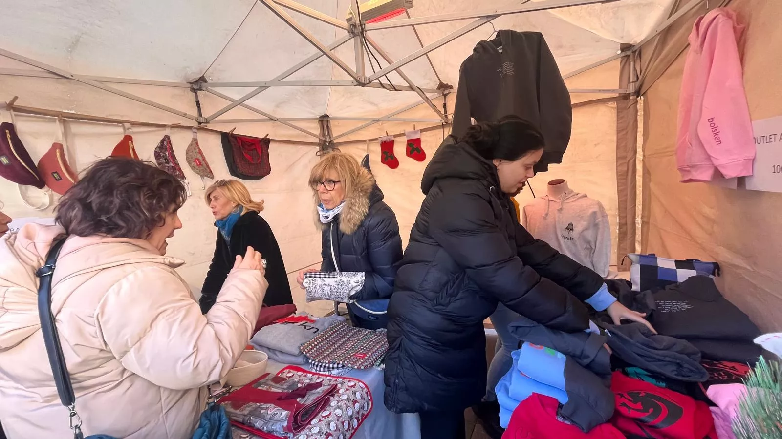 Feria Solidaria navideña en la plaza López Allué de Huesca. Foto Mercedes Manterola