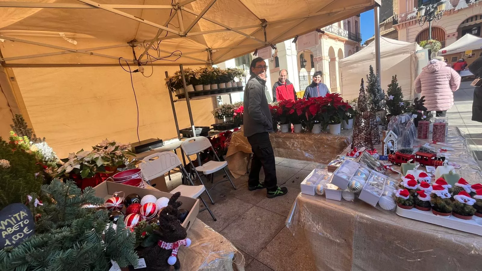 Feria Solidaria navideña en la plaza López Allué de Huesca. Foto Mercedes Manterola