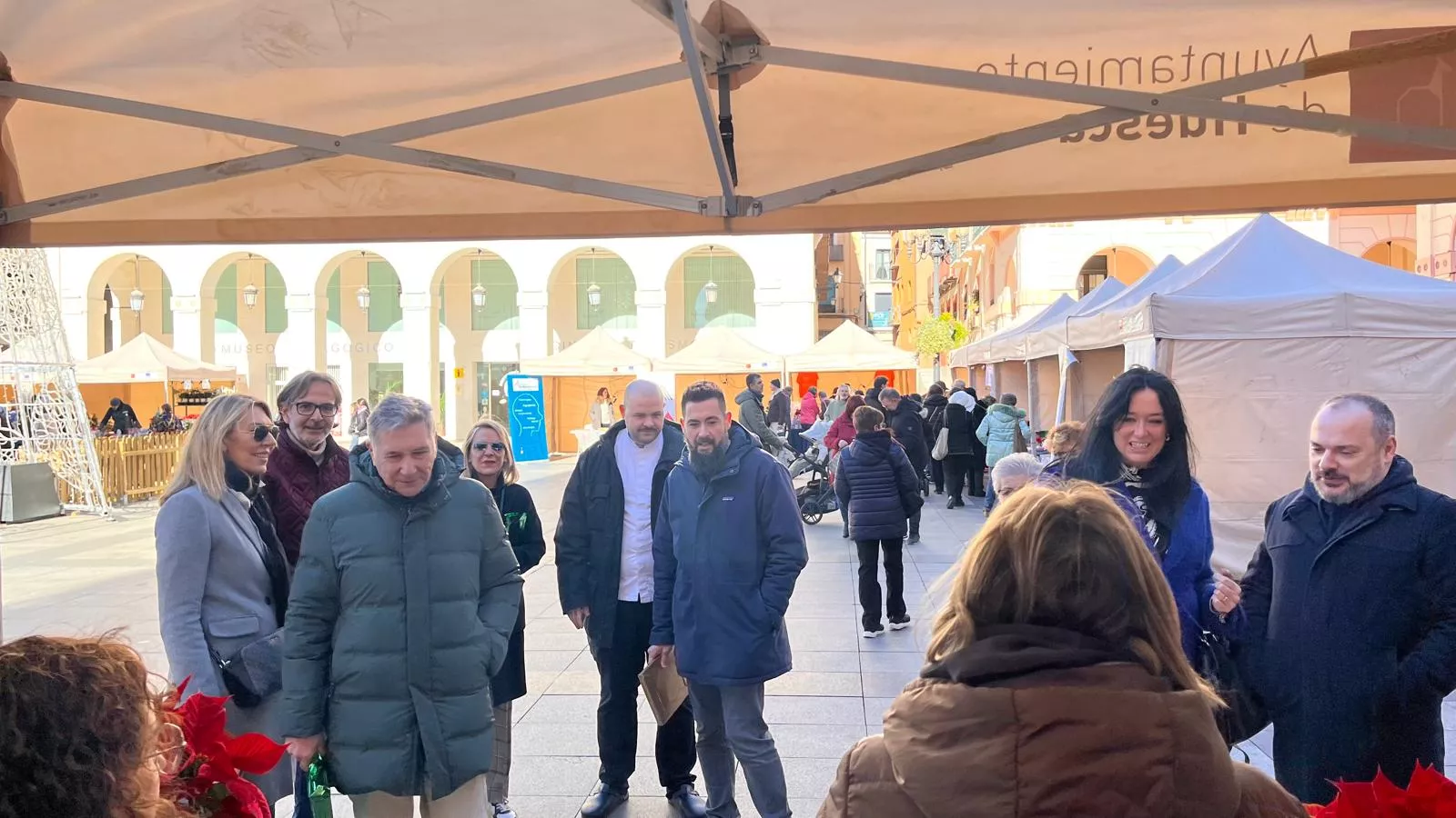 Feria Solidaria navideña en la plaza López Allué de Huesca. Foto Mercedes Manterola