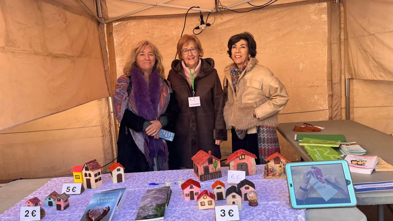 Feria Solidaria navideña en la plaza López Allué de Huesca. Foto Mercedes Manterola