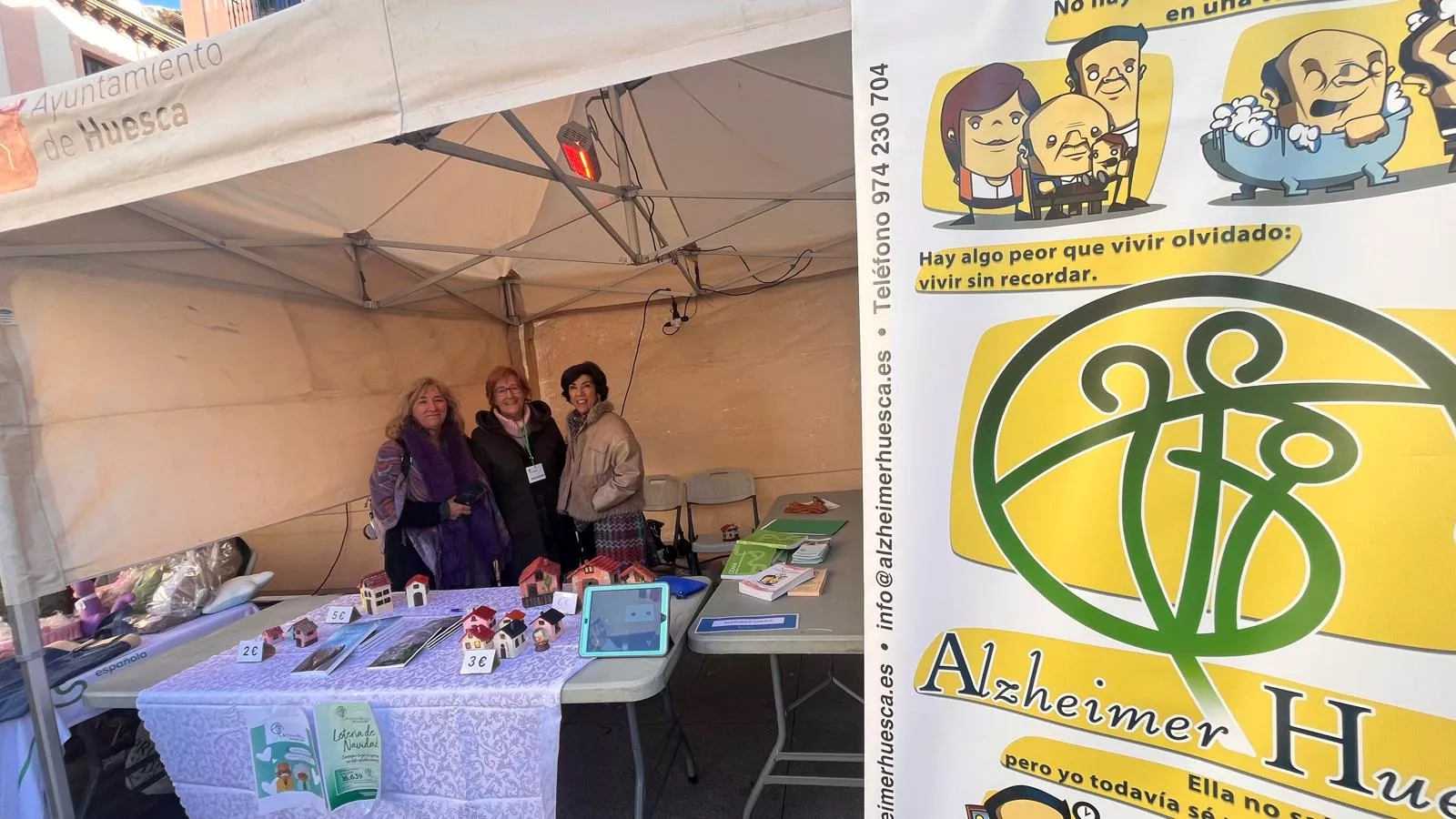 Feria Solidaria navideña en la plaza López Allué de Huesca. Foto Mercedes Manterola