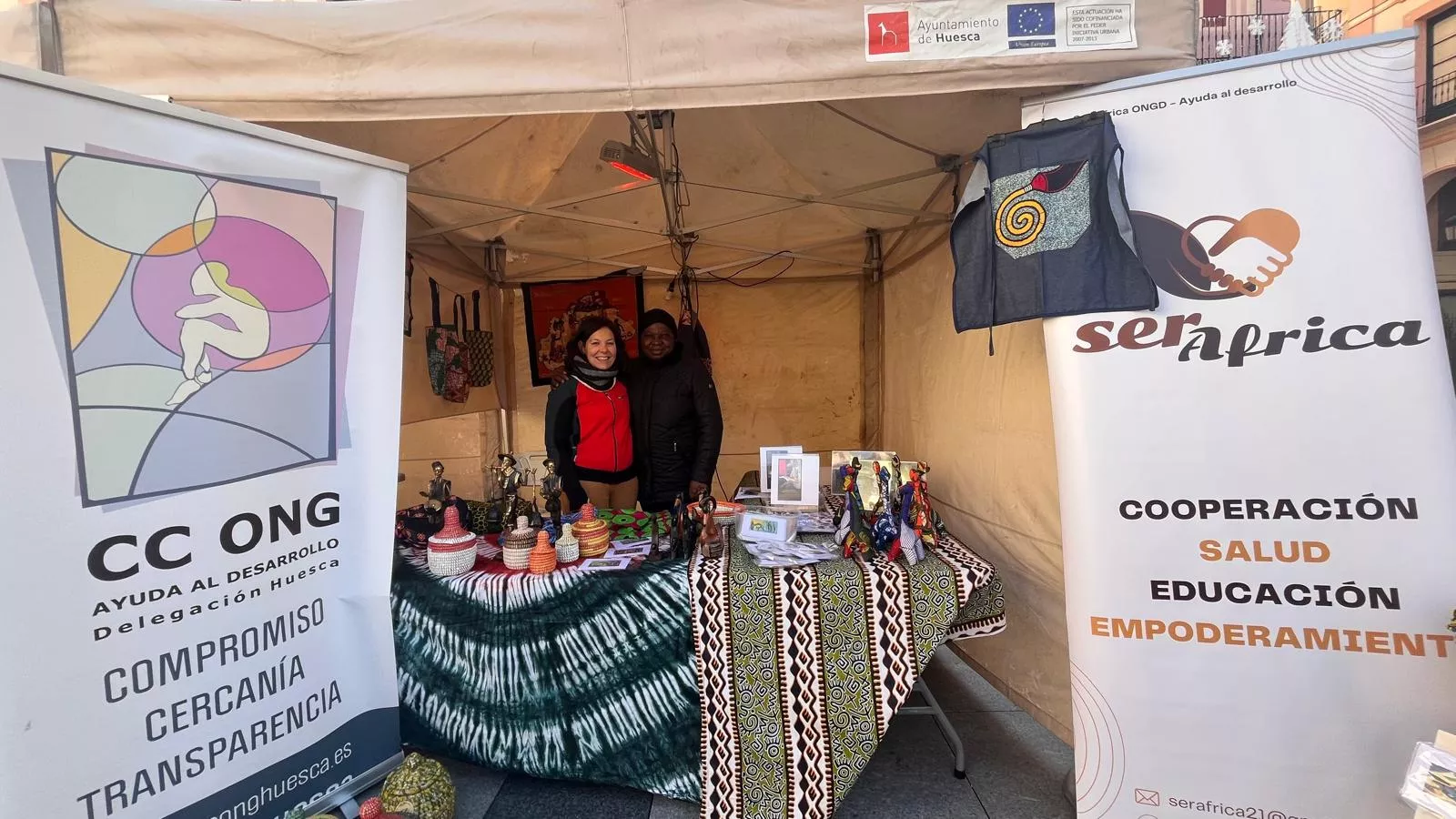 Feria Solidaria navideña en la plaza López Allué de Huesca. Foto Mercedes Manterola