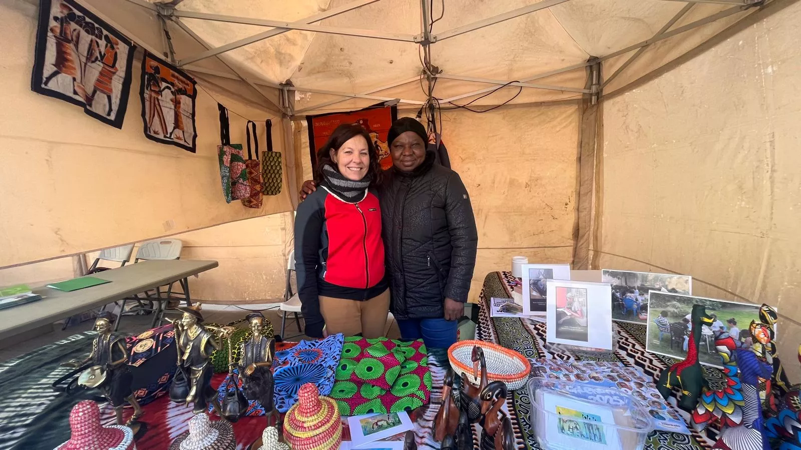 Feria Solidaria navideña en la plaza López Allué de Huesca. Foto Mercedes Manterola