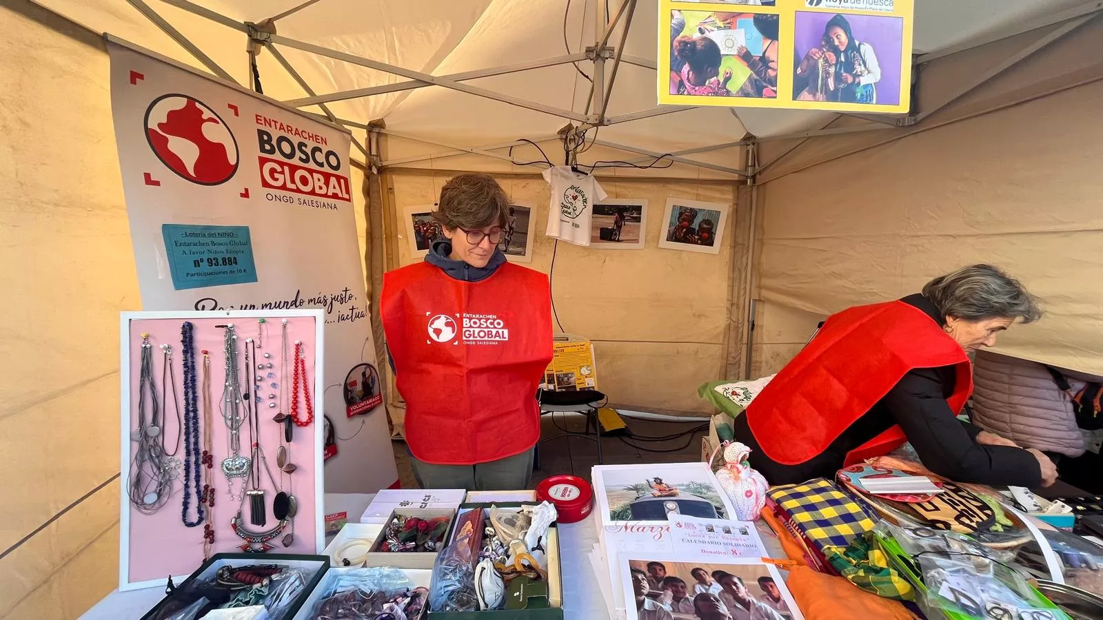 Feria Solidaria navideña en la plaza López Allué de Huesca. Foto Mercedes Manterola