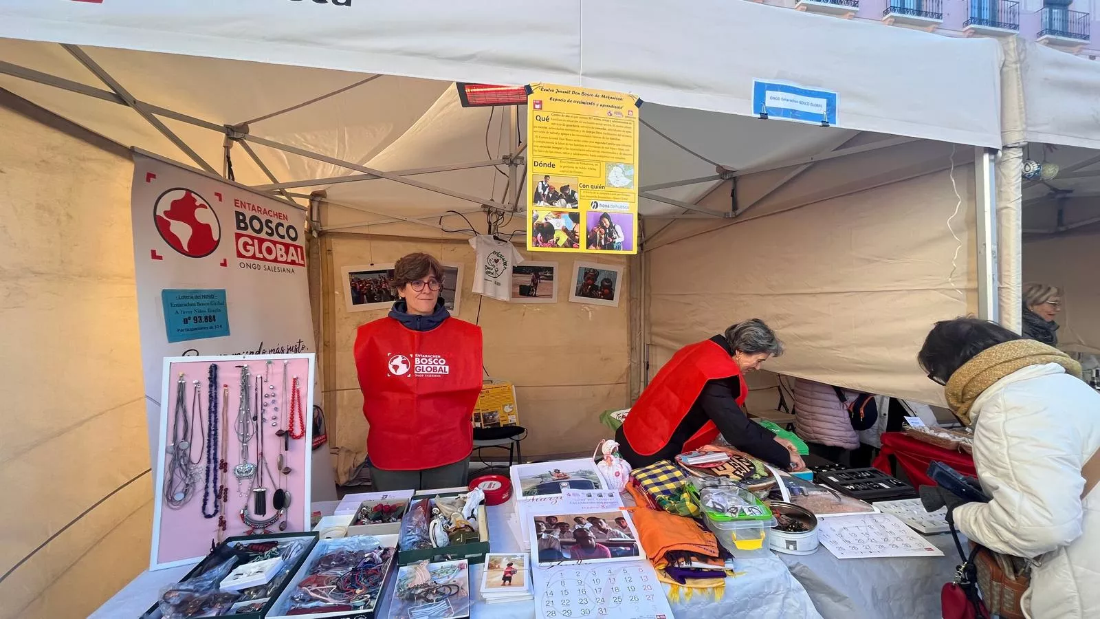 Feria Solidaria navideña en la plaza López Allué de Huesca. Foto Mercedes Manterola