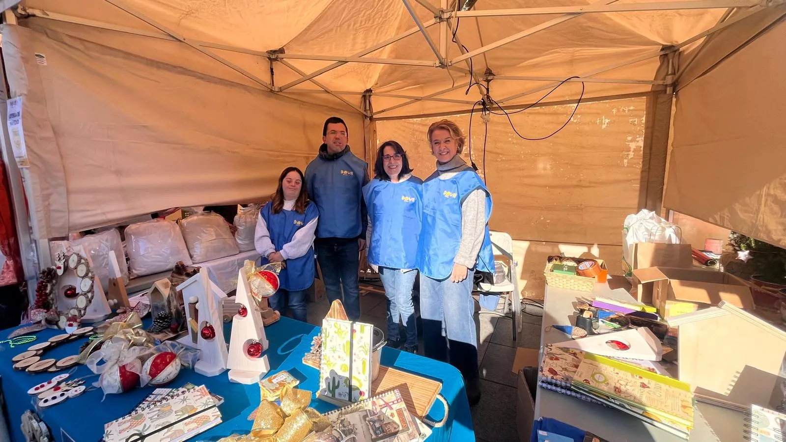 Feria Solidaria navideña en la plaza López Allué de Huesca. Foto Mercedes Manterola