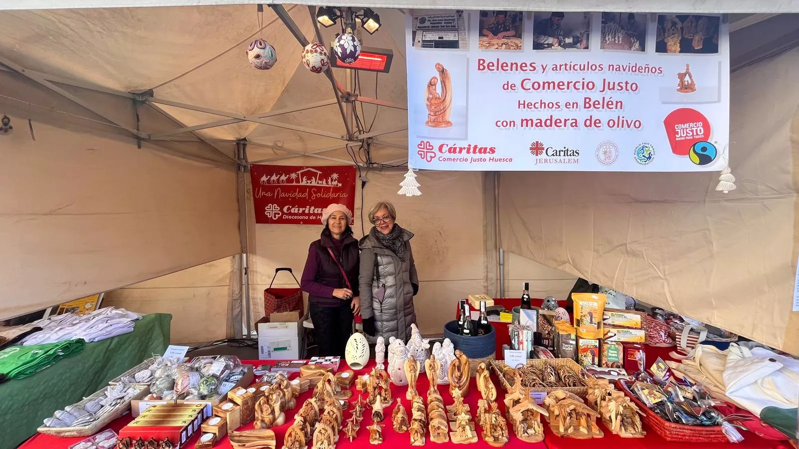 Feria Solidaria navideña en la plaza López Allué de Huesca. Foto Mercedes Manterola