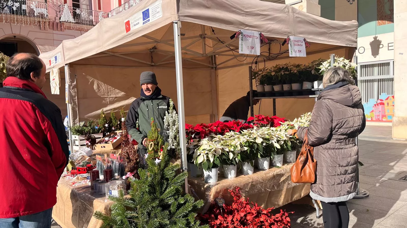 Feria Solidaria navideña en la plaza López Allué de Huesca. Foto Mercedes Manterola