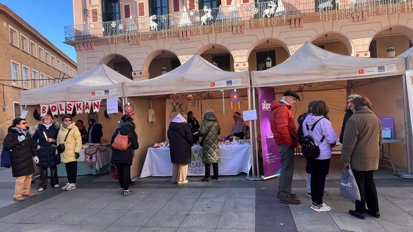 Feria Solidaria navideña en la plaza López Allué de Huesca. Foto Mercedes Manterola