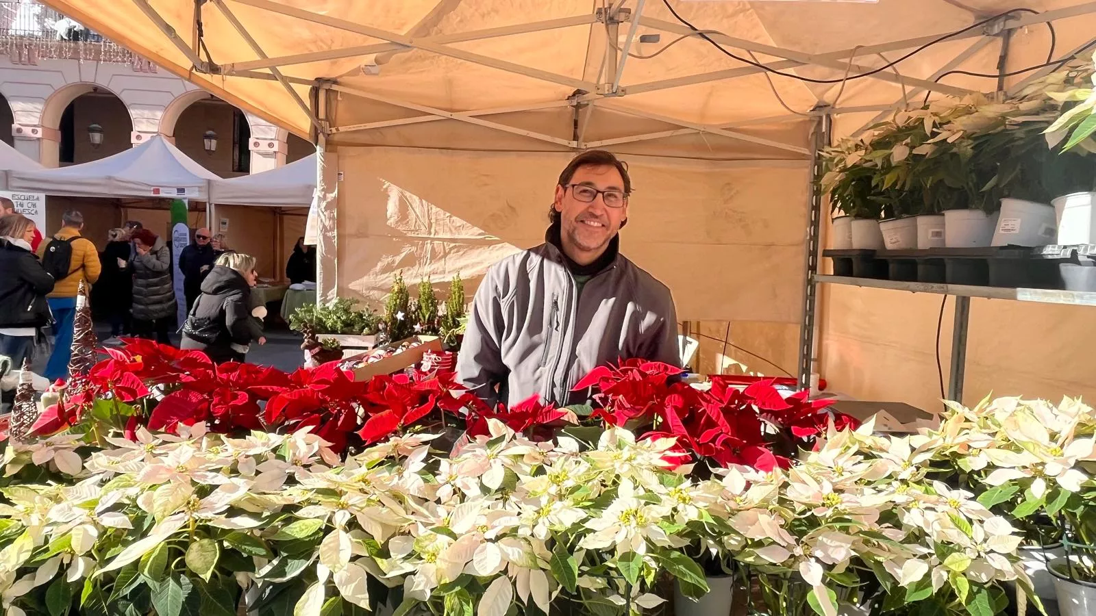 Feria Solidaria navideña en la plaza López Allué de Huesca. Foto Mercedes Manterola
