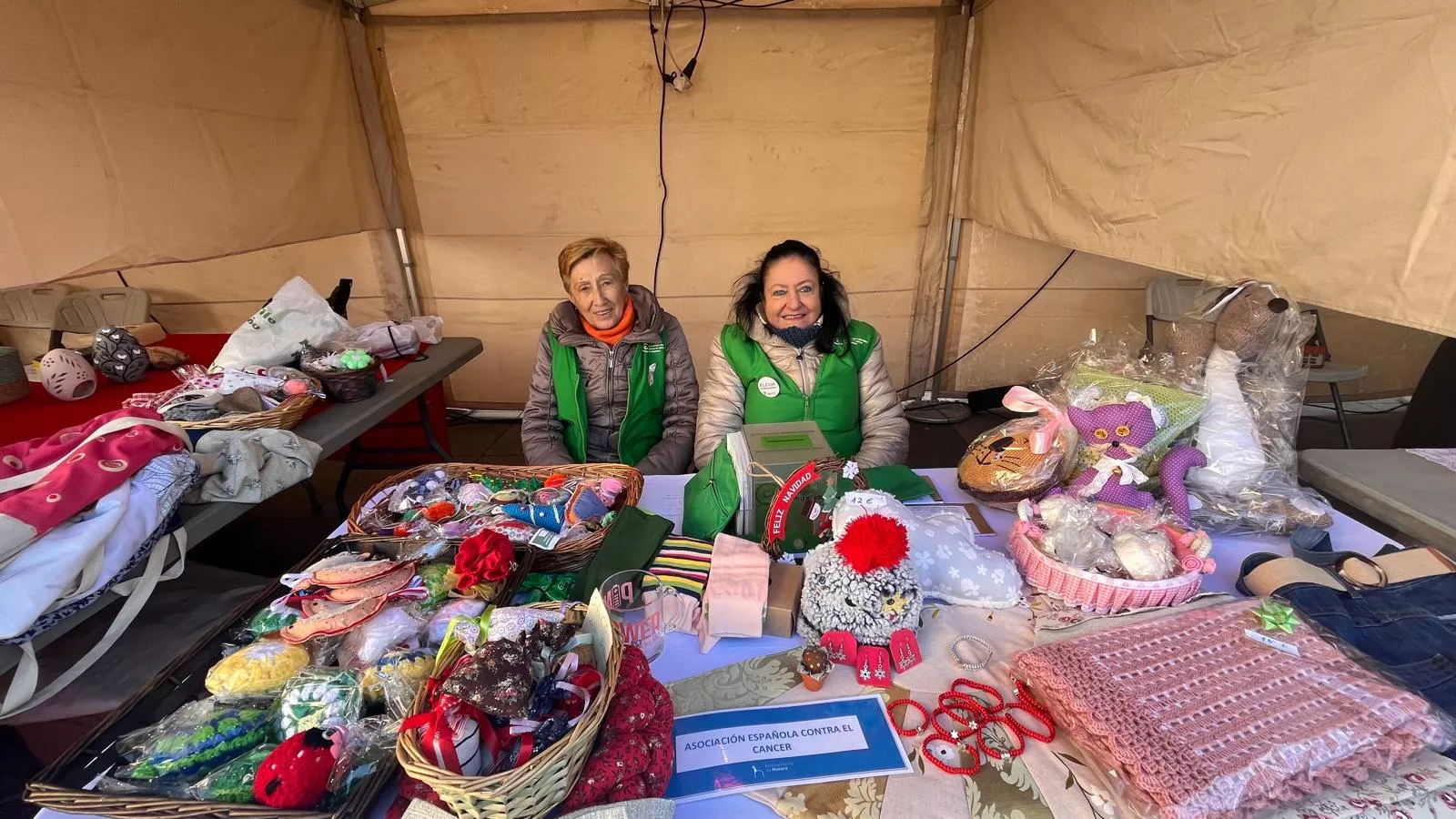 Feria Solidaria navideña en la plaza López Allué de Huesca. Foto Mercedes Manterola