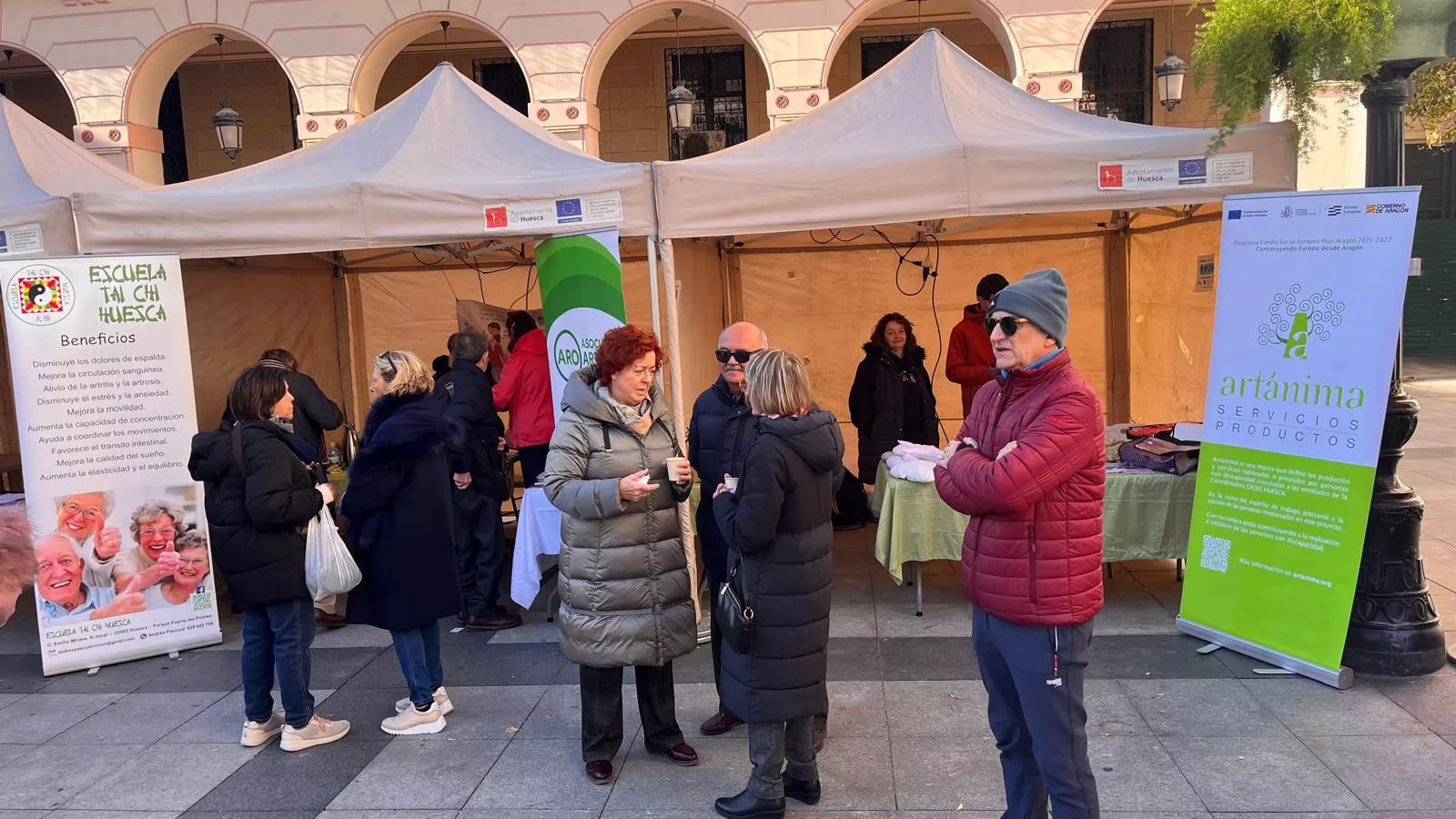 Feria Solidaria navideña en la plaza López Allué de Huesca. Foto Mercedes Manterola