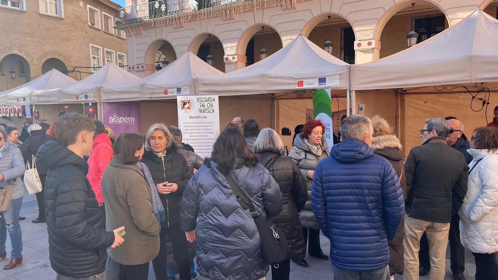 Feria Solidaria navideña en la plaza López Allué de Huesca. Foto Mercedes Manterola