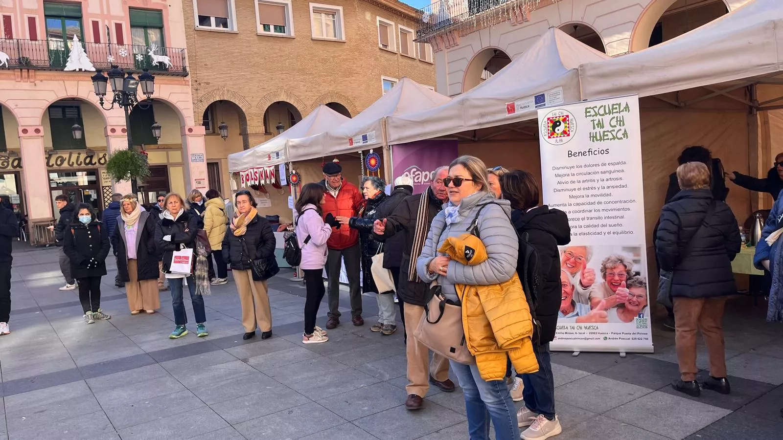 Feria Solidaria navideña en la plaza López Allué de Huesca. Foto Mercedes Manterola