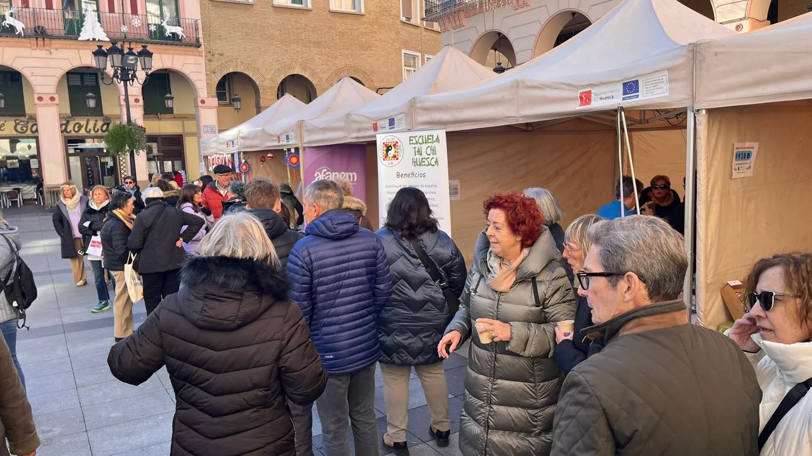 Feria Solidaria navideña en la plaza López Allué de Huesca. Foto Mercedes Manterola