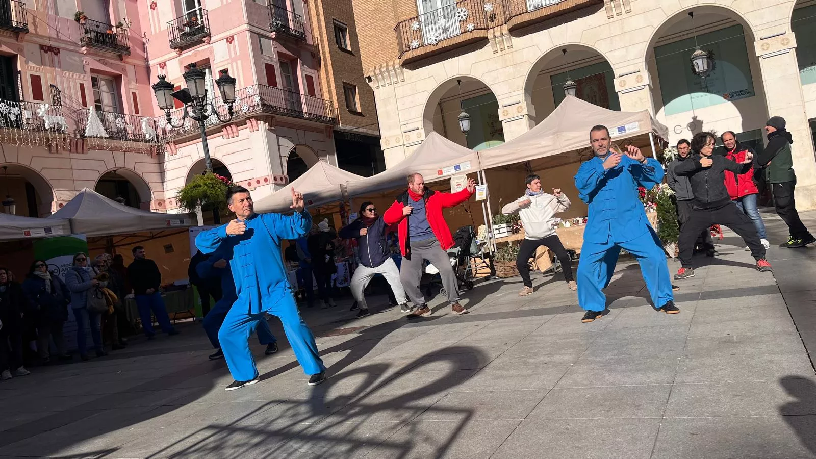 Feria Solidaria navideña en la plaza López Allué de Huesca. Foto Mercedes Manterola