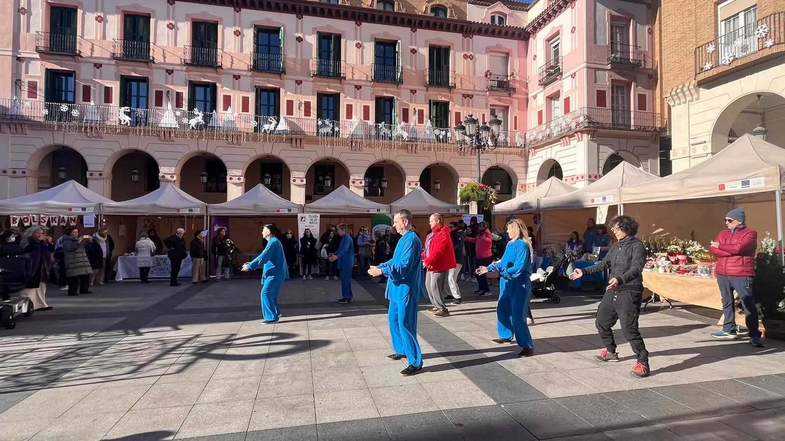 Feria Solidaria navideña en la plaza López Allué de Huesca. Foto Mercedes Manterola