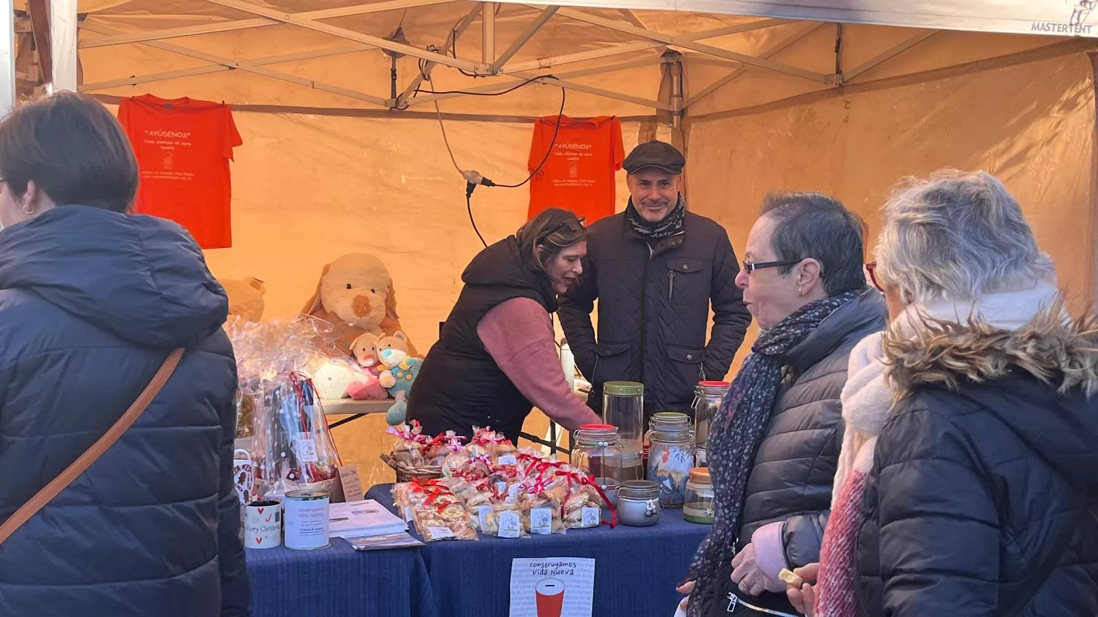 Feria Solidaria navideña en la plaza López Allué de Huesca. Foto Mercedes Manterola