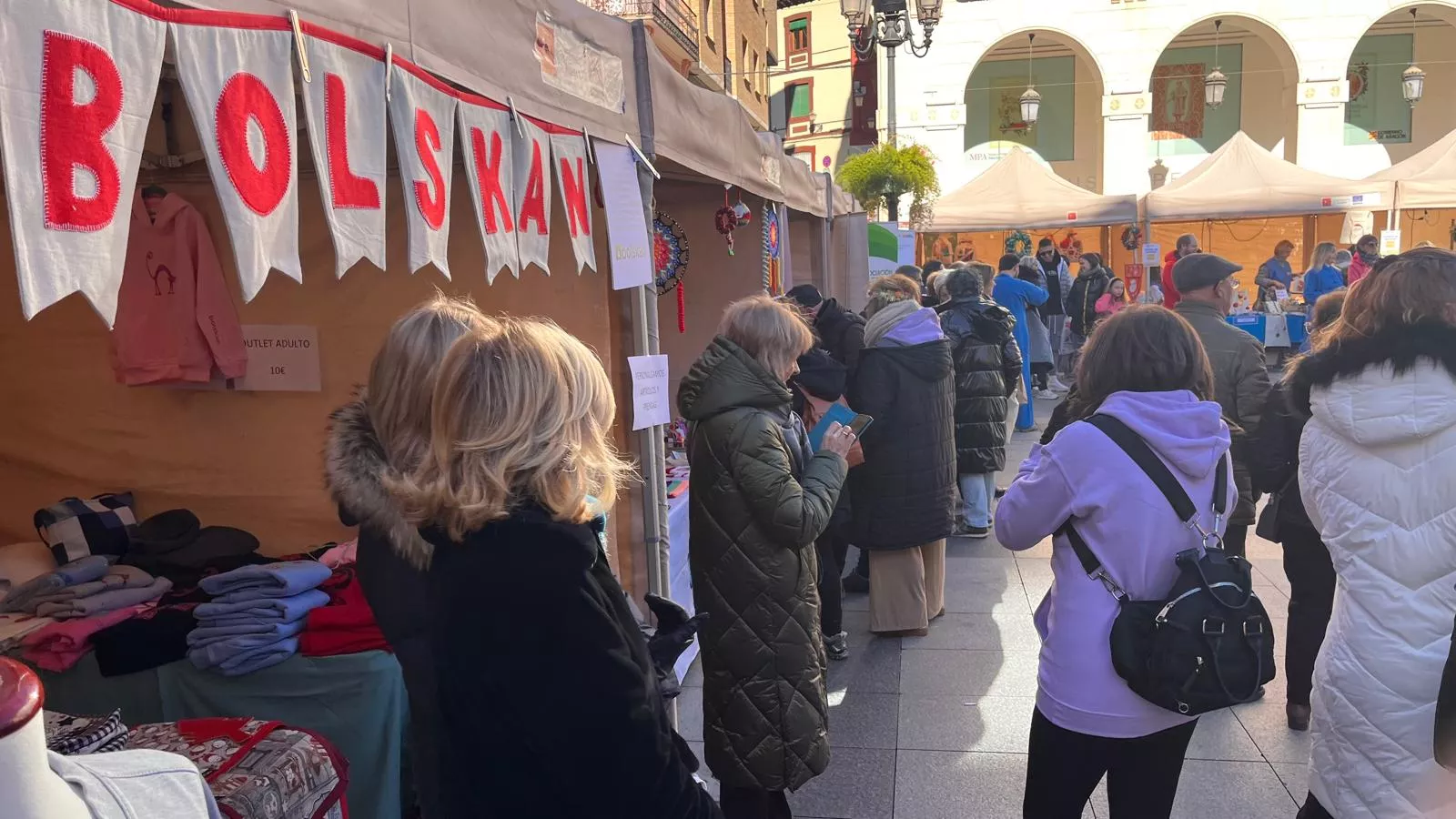 Feria Solidaria navideña en la plaza López Allué de Huesca. Foto Mercedes Manterola