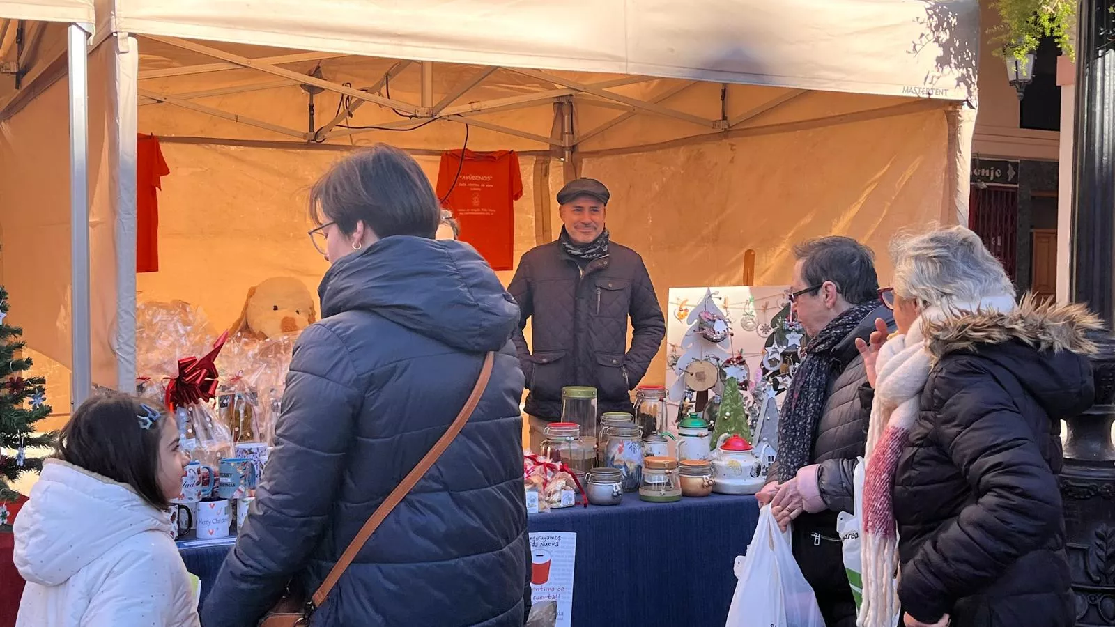 Feria Solidaria navideña en la plaza López Allué de Huesca. Foto Mercedes Manterola