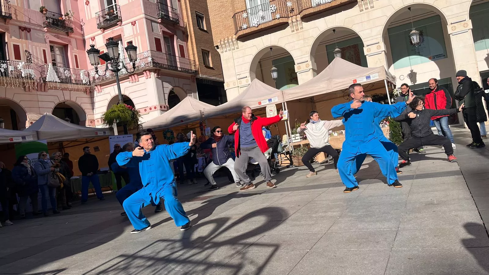 Feria Solidaria navideña en la plaza López Allué de Huesca. Foto Mercedes Manterola