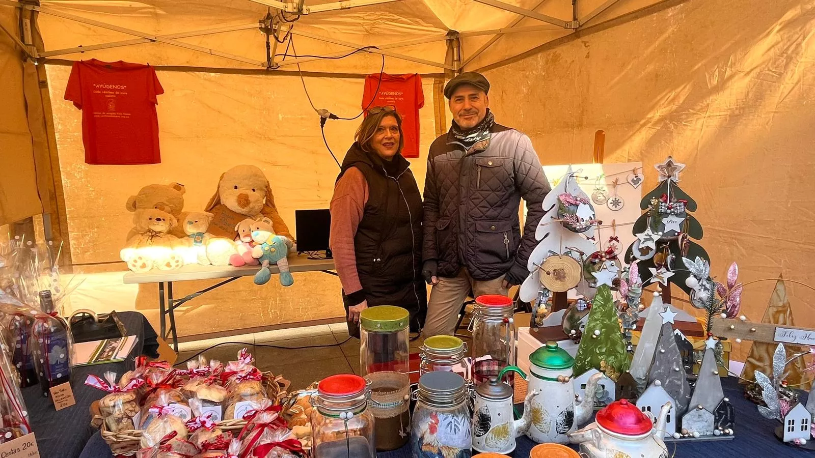 Feria Solidaria navideña en la plaza López Allué de Huesca. Foto Mercedes Manterola