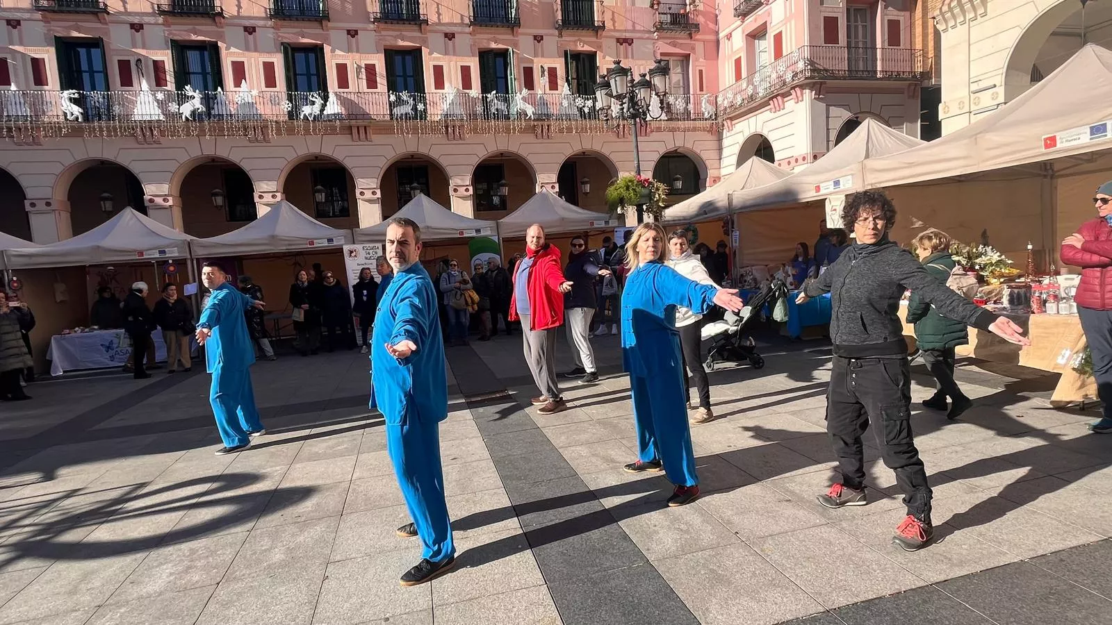 Feria Solidaria navideña en la plaza López Allué de Huesca. Foto Mercedes Manterola