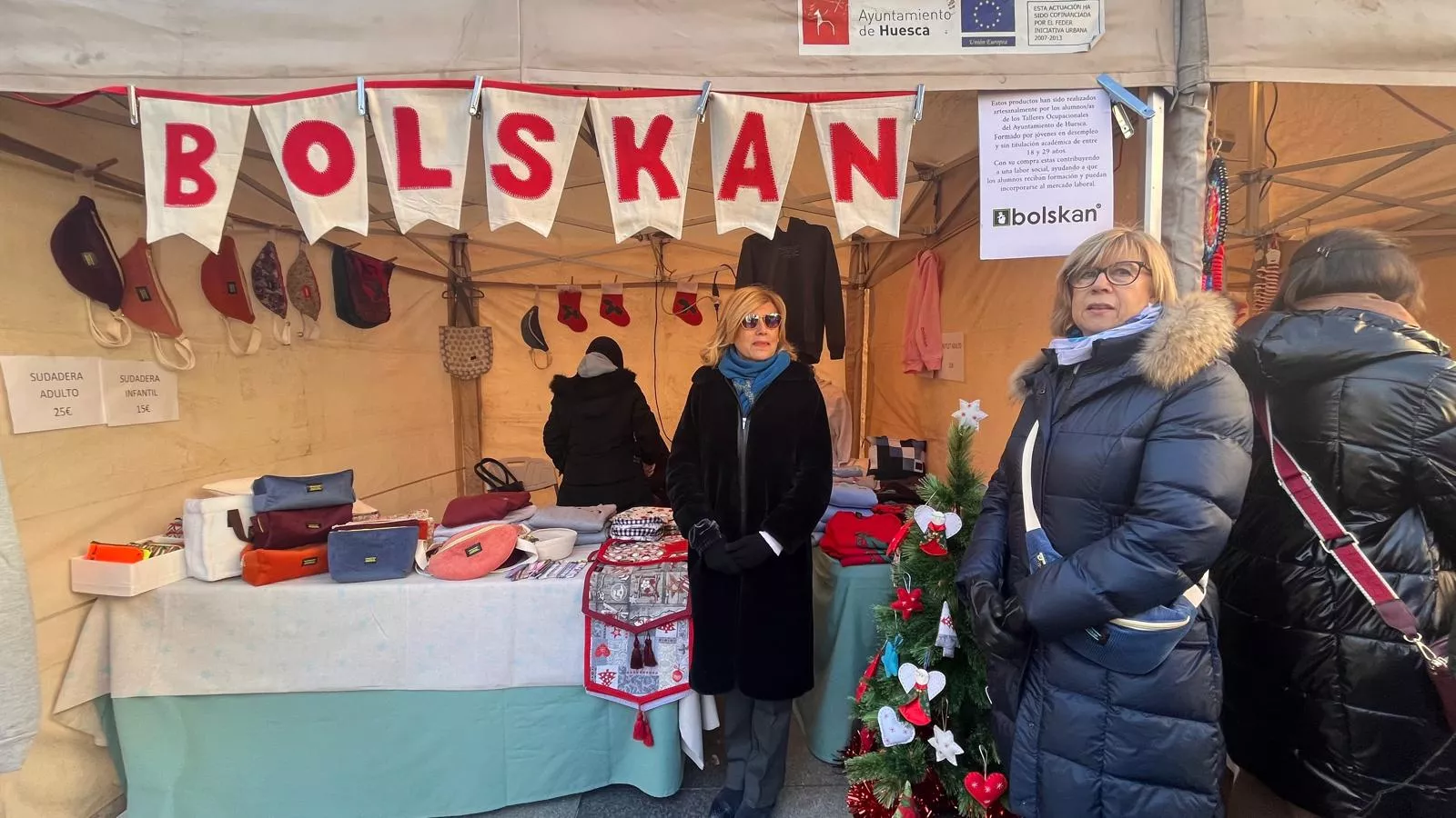 Feria Solidaria navideña en la plaza López Allué de Huesca. Foto Mercedes Manterola