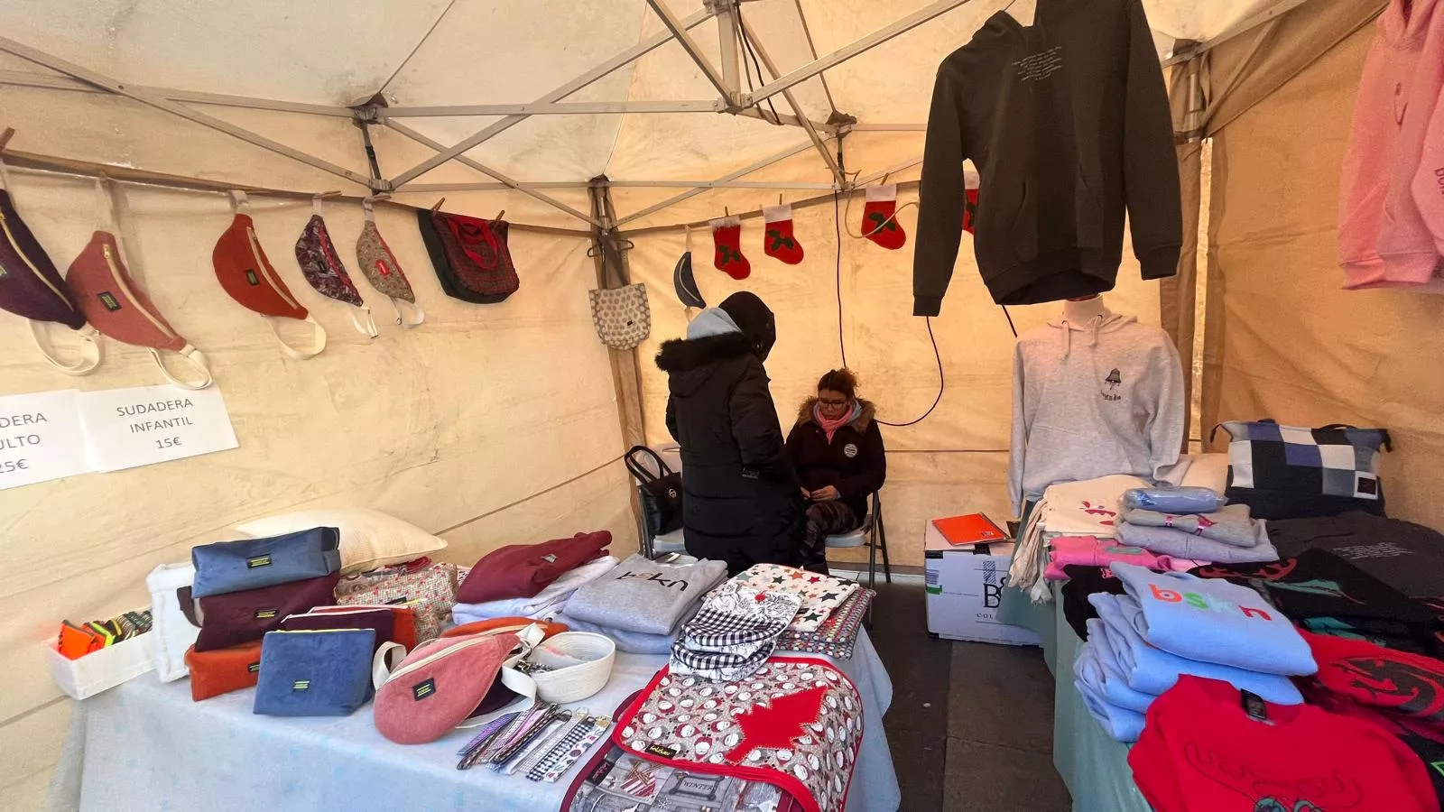 Feria Solidaria navideña en la plaza López Allué de Huesca. Foto Mercedes Manterola