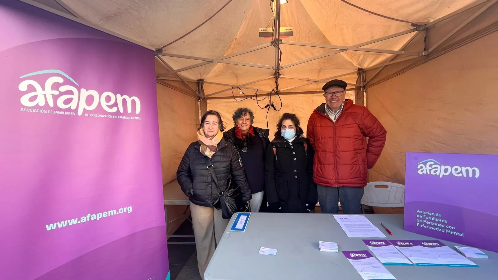 Feria Solidaria navideña en la plaza López Allué de Huesca. Foto Mercedes Manterola