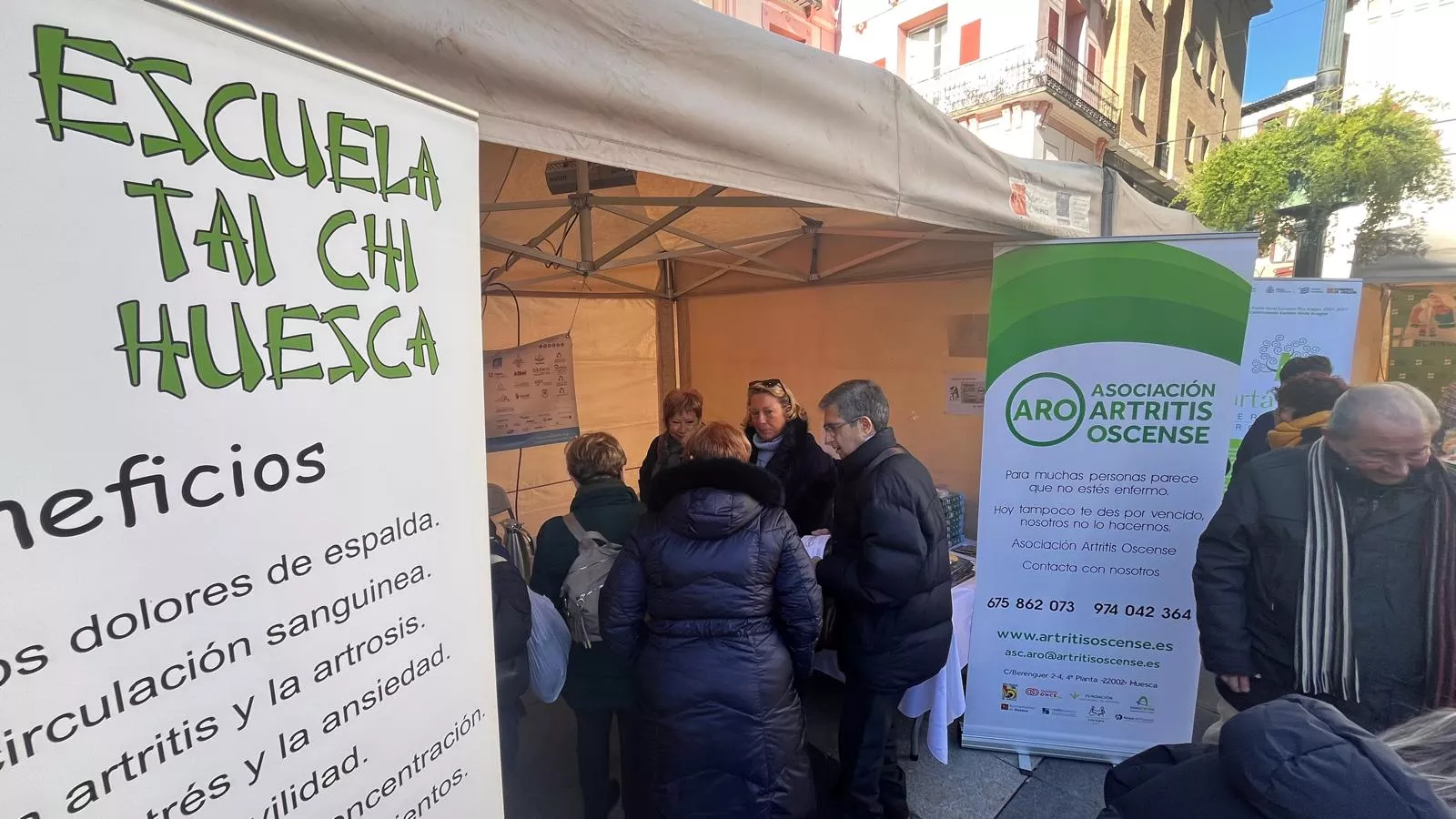Feria Solidaria navideña en la plaza López Allué de Huesca. Foto Mercedes Manterola