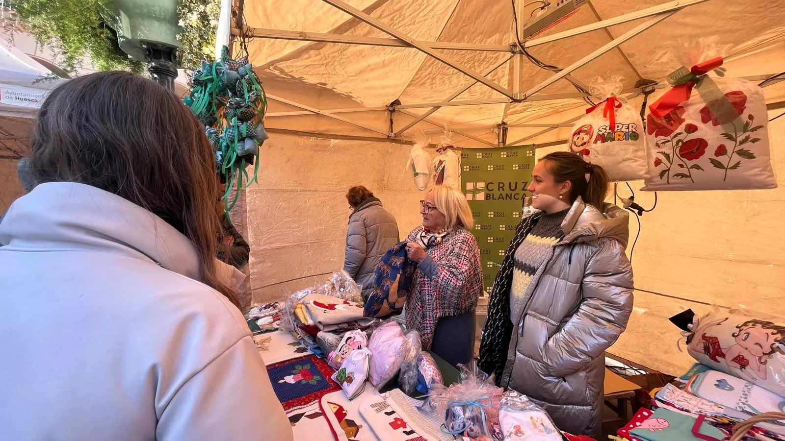 Feria Solidaria navideña en la plaza López Allué de Huesca. Foto Mercedes Manterola