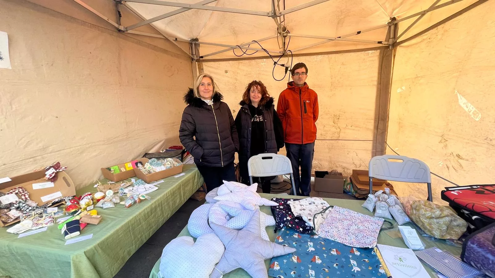 Feria Solidaria navideña en la plaza López Allué de Huesca. Foto Mercedes Manterola
