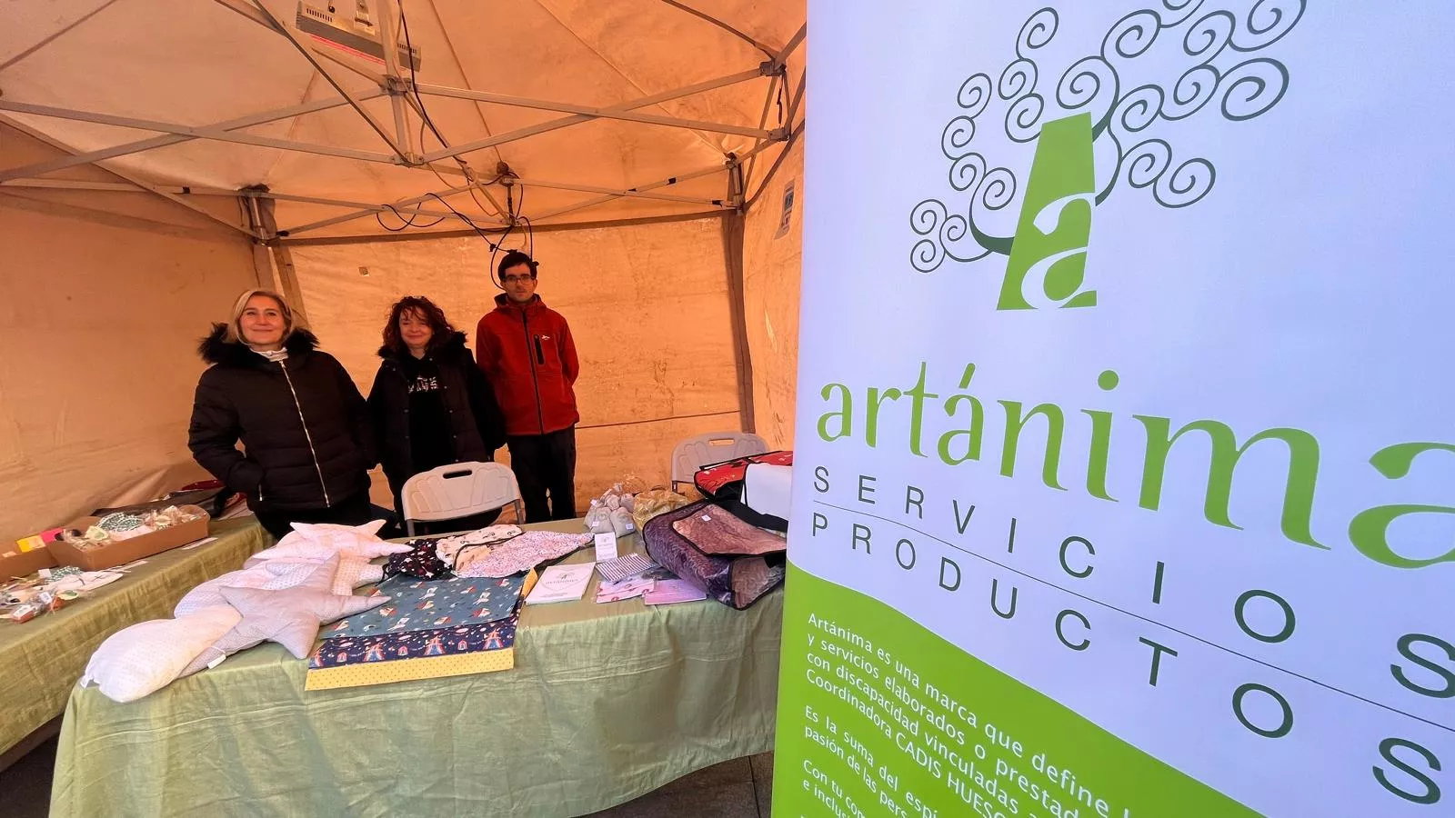 Feria Solidaria navideña en la plaza López Allué de Huesca. Foto Mercedes Manterola
