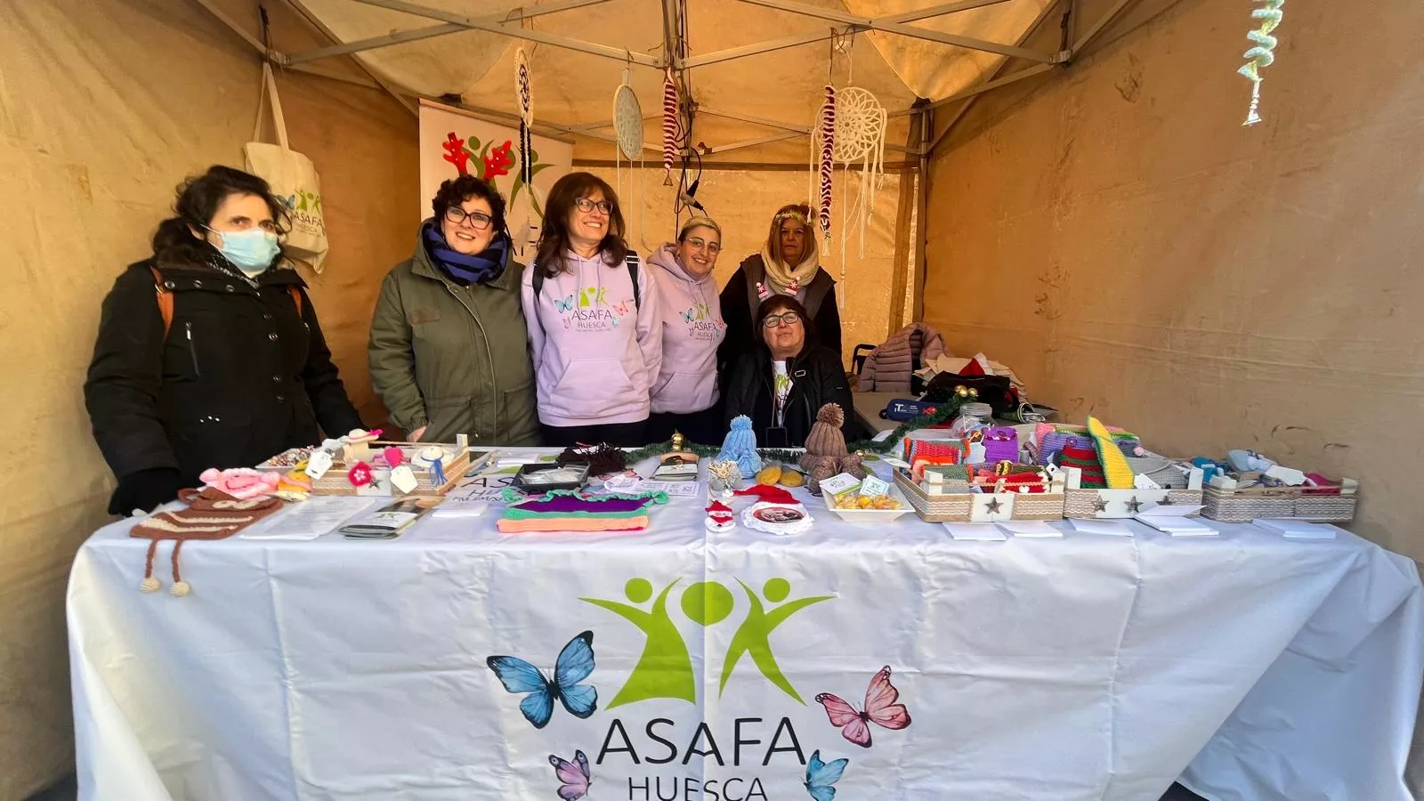 Feria Solidaria navideña en la plaza López Allué de Huesca. Foto Mercedes Manterola