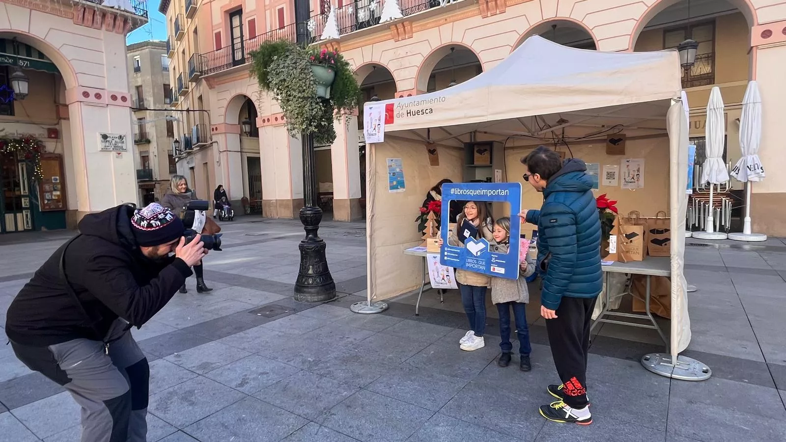 Feria Solidaria navideña en la plaza López Allué de Huesca. Foto Mercedes Manterola