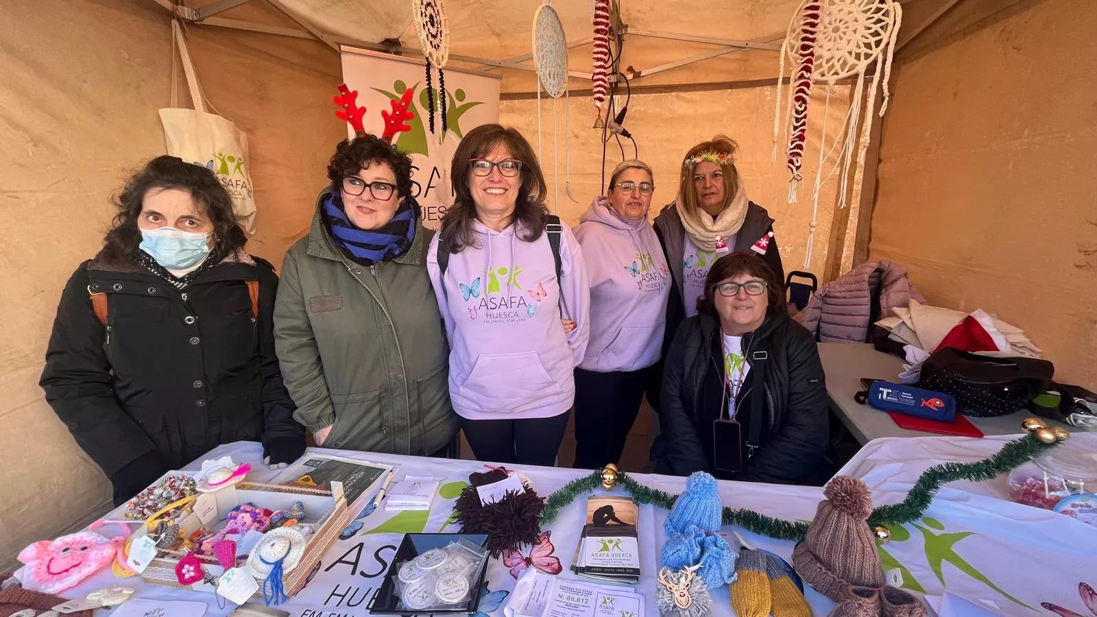 Feria Solidaria navideña en la plaza López Allué de Huesca. Foto Mercedes Manterola
