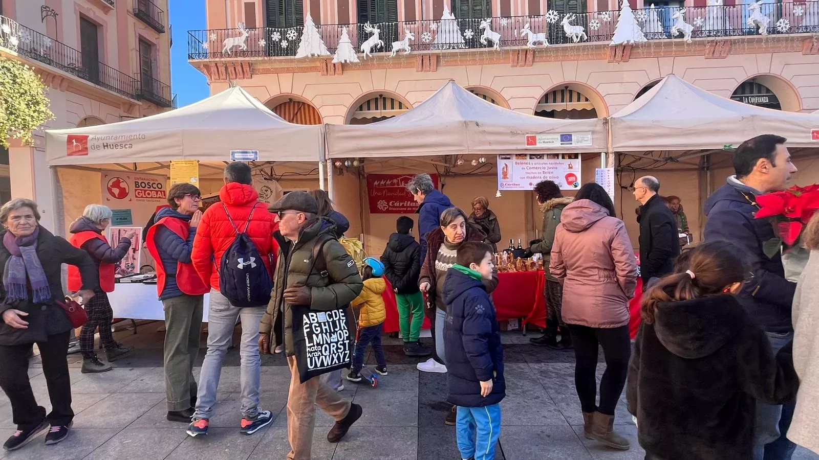 Feria Solidaria navideña en la plaza López Allué de Huesca. Foto Mercedes Manterola