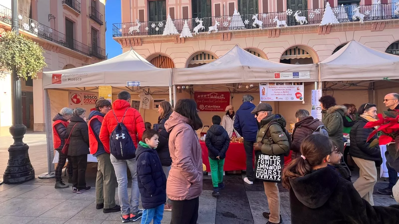 Feria Solidaria navideña en la plaza López Allué de Huesca. Foto Mercedes Manterola