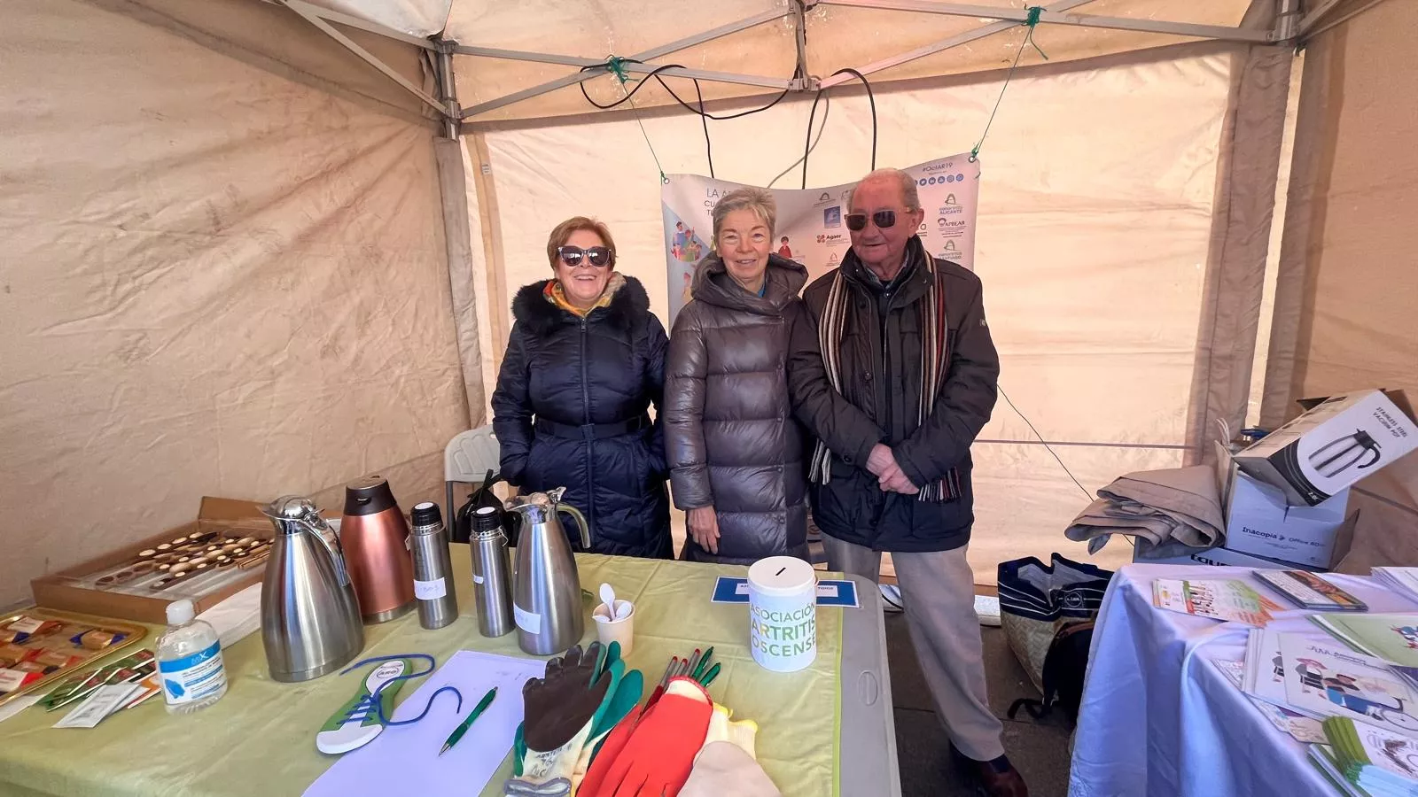 Feria Solidaria navideña en la plaza López Allué de Huesca. Foto Mercedes Manterola
